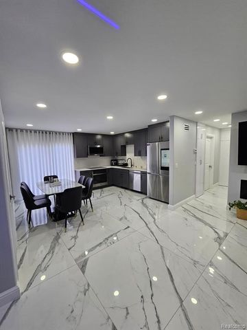 2926 Roundtree Drive, Troy, MI 48083