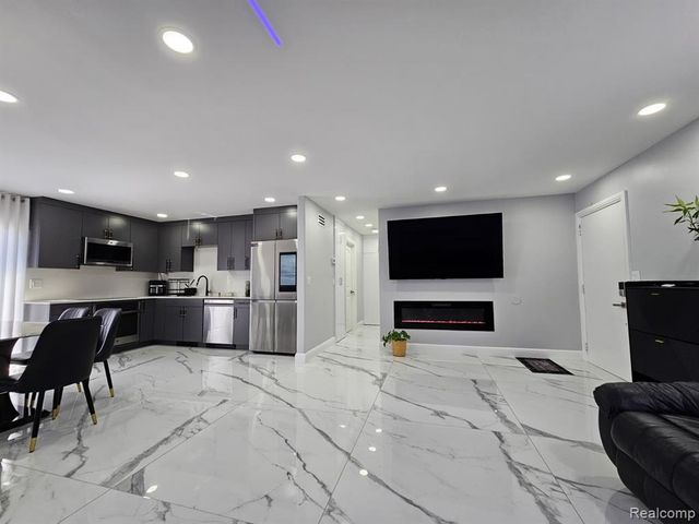 2926 Roundtree Drive, Troy, MI 48083