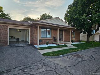 2926 Roundtree Drive, Troy, MI 48083