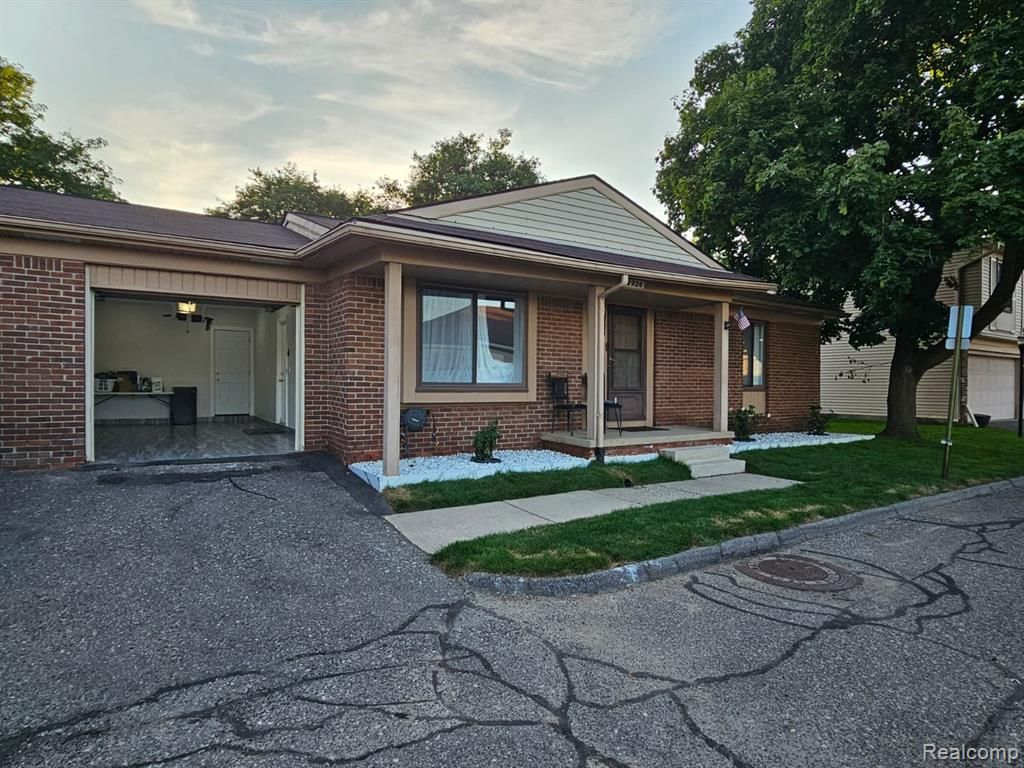 2926 Roundtree Drive, Troy, MI 48083