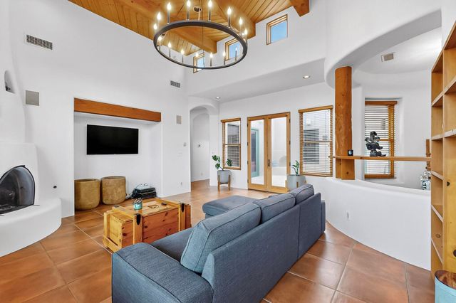 138 E Chili Line, Santa Fe, NM 87508