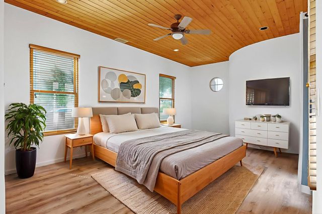 138 E Chili Line, Santa Fe, NM 87508