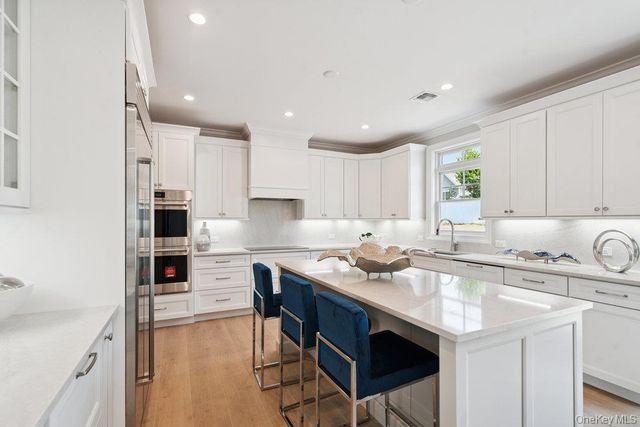 48 Plainview Road, Woodbury, NY 11797