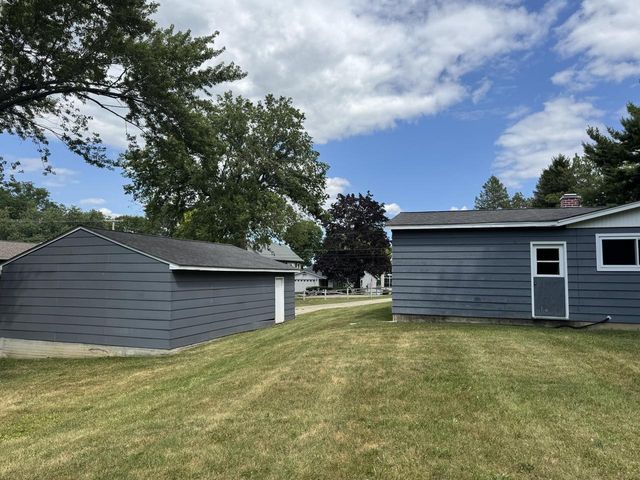 12142 219th AVENUE, Bristol, WI 53104