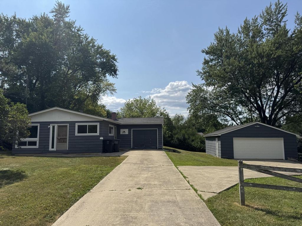 12142 219th AVENUE, Bristol, WI 53104