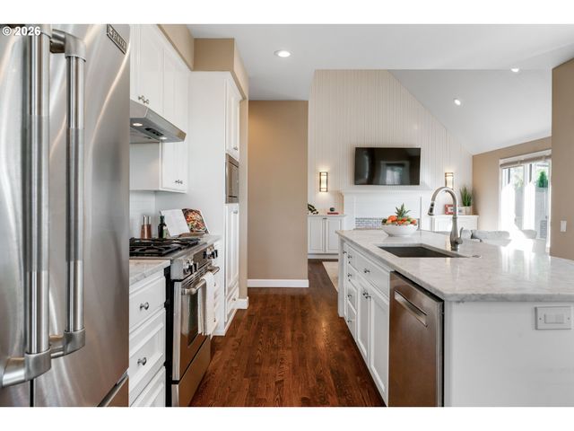 8710 Nw HAZELTINE St, Portland, OR 97229