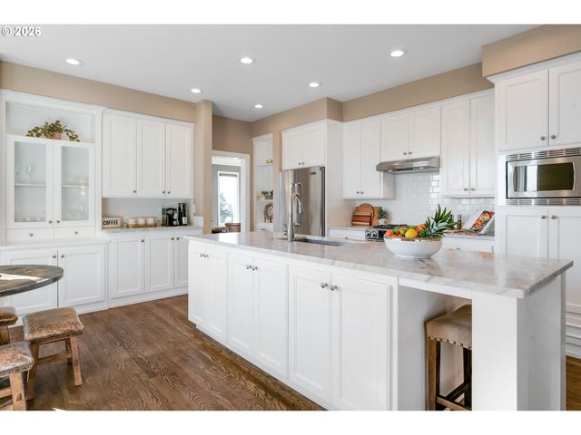 8710 Nw HAZELTINE St, Portland, OR 97229