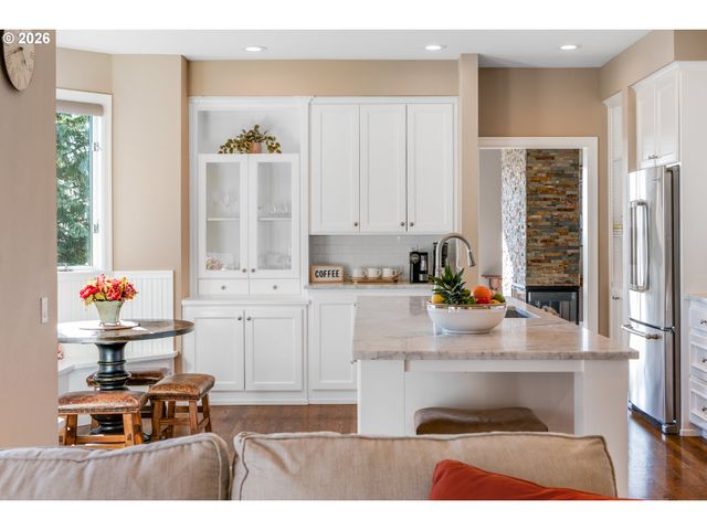 8710 Nw HAZELTINE St, Portland, OR 97229