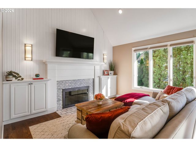 8710 Nw HAZELTINE St, Portland, OR 97229