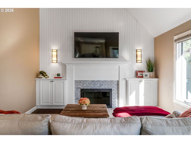 8710 Nw HAZELTINE St, Portland, OR 97229