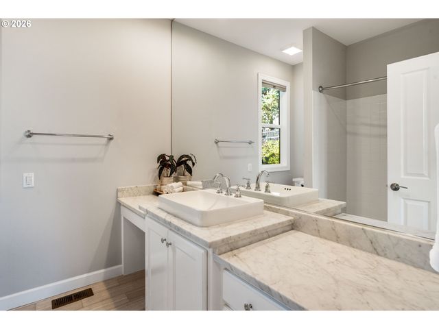 8710 Nw HAZELTINE St, Portland, OR 97229