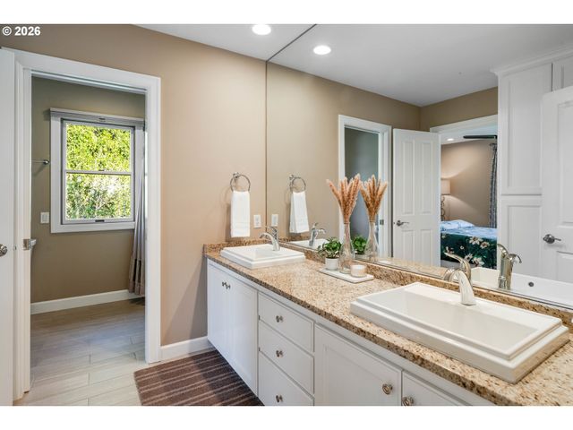 8710 Nw HAZELTINE St, Portland, OR 97229