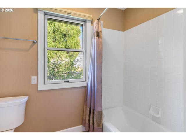 8710 Nw HAZELTINE St, Portland, OR 97229