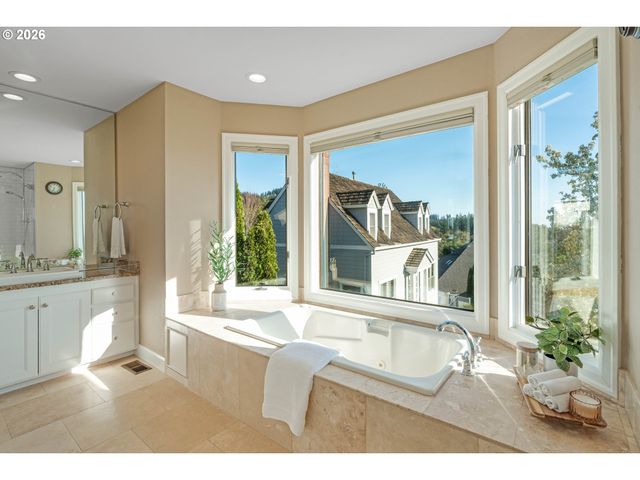 8710 Nw HAZELTINE St, Portland, OR 97229