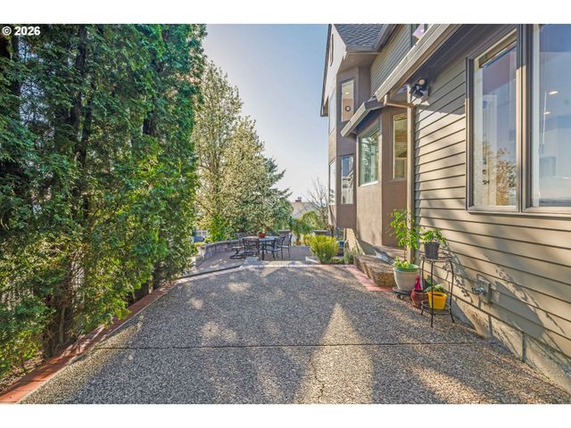 8710 Nw HAZELTINE St, Portland, OR 97229