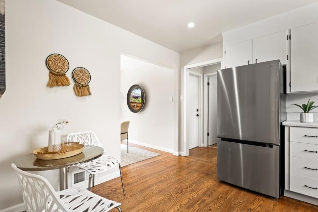 Image 10 of property listing at 689 Bayport Avenue, San Carlos, CA 94070