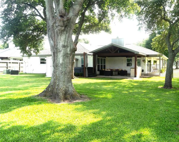 24 Wellington Drive, Sugar Land, TX 77478