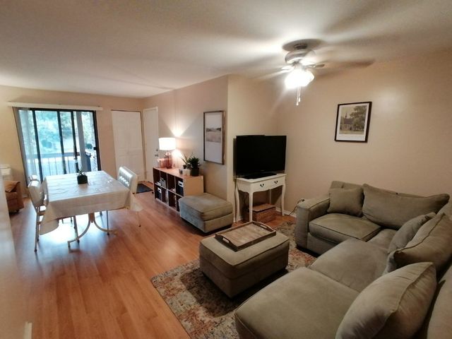 2217 W NICHOLS Drive D, Arlington Heights, IL 60004