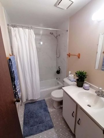 2217 W NICHOLS Drive D, Arlington Heights, IL 60004
