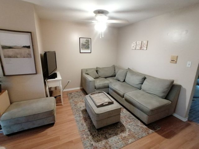 2217 W NICHOLS Drive D, Arlington Heights, IL 60004