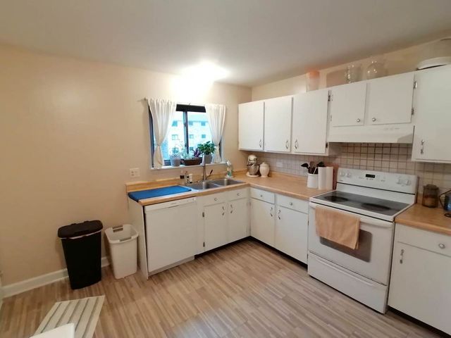 2217 W NICHOLS Drive D, Arlington Heights, IL 60004