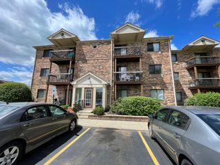 2217 W NICHOLS Drive D, Arlington Heights, IL 60004