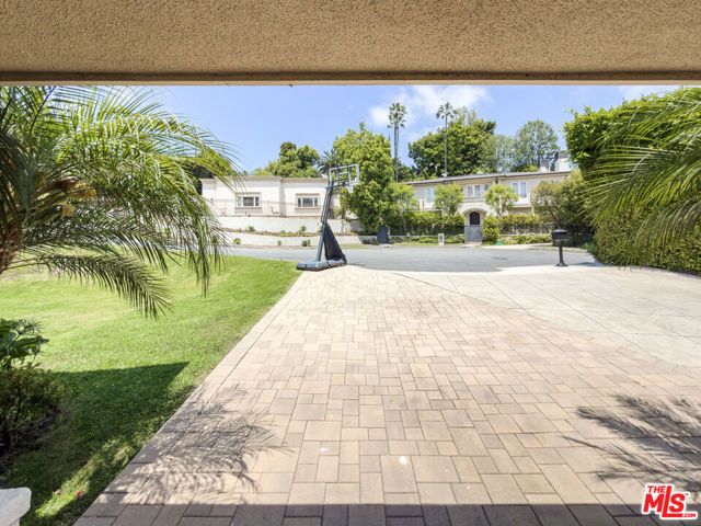 1094 Garden Lane, Beverly Hills, CA 90210