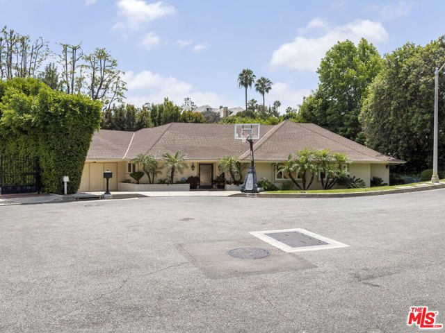 1094 Garden Lane, Beverly Hills, CA 90210