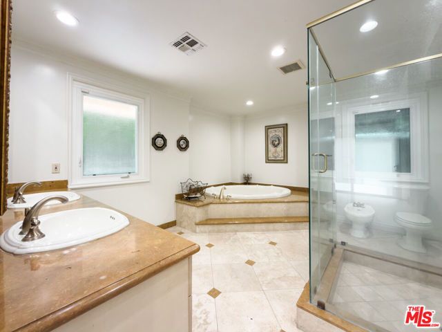 1094 Garden Lane, Beverly Hills, CA 90210