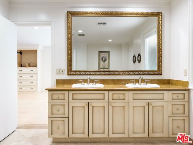 1094 Garden Lane, Beverly Hills, CA 90210
