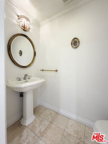1094 Garden Lane, Beverly Hills, CA 90210