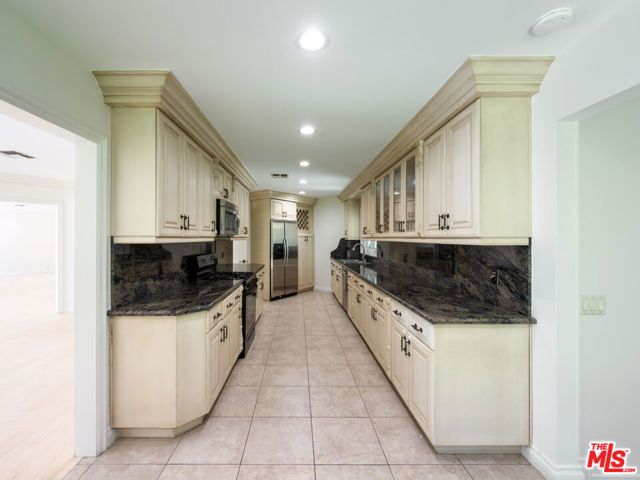 1094 Garden Lane, Beverly Hills, CA 90210