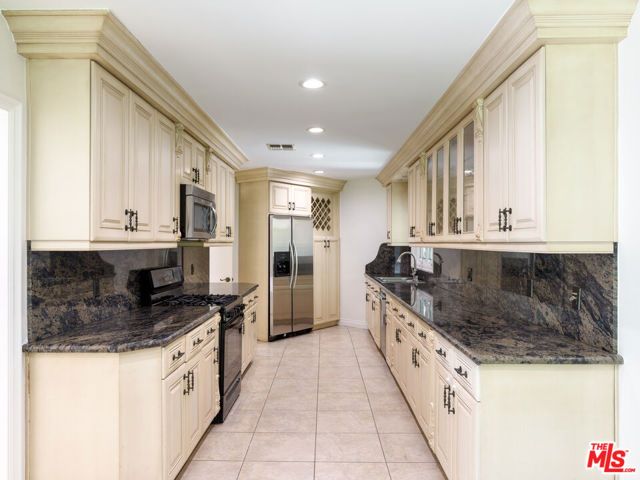 1094 Garden Lane, Beverly Hills, CA 90210