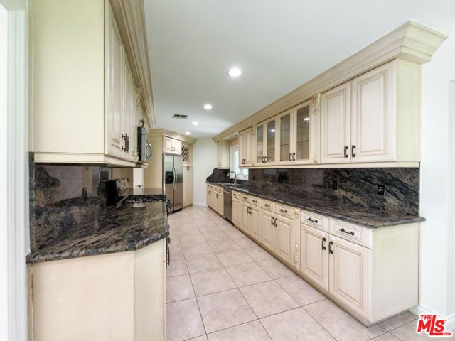1094 Garden Lane, Beverly Hills, CA 90210