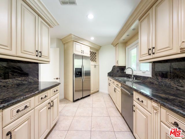 1094 Garden Lane, Beverly Hills, CA 90210