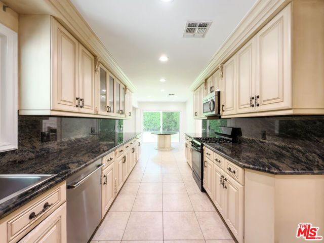 1094 Garden Lane, Beverly Hills, CA 90210