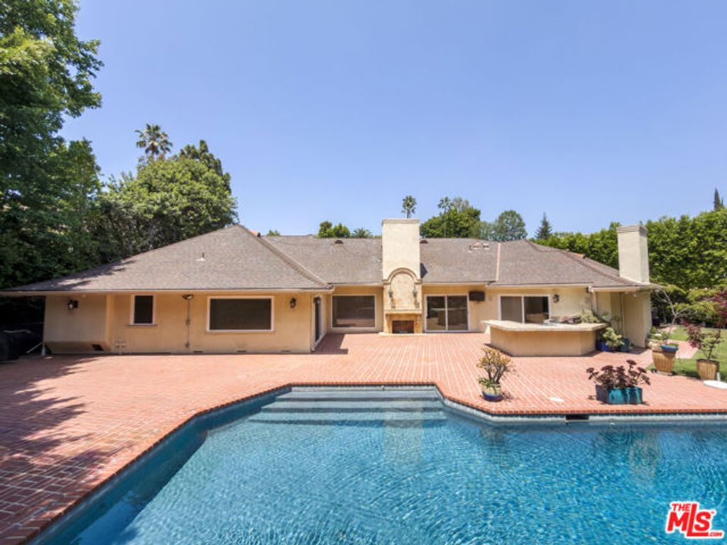 1094 Garden Lane, Beverly Hills, CA 90210