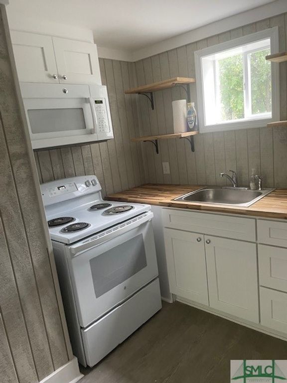 Image 12 of property listing at 1703 Reynolds Street, Savannah, GA 31401