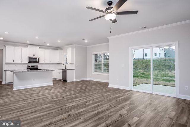 32 BROMPTON ST, Falling Waters, WV 25419