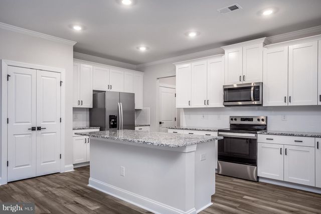 32 BROMPTON ST, Falling Waters, WV 25419