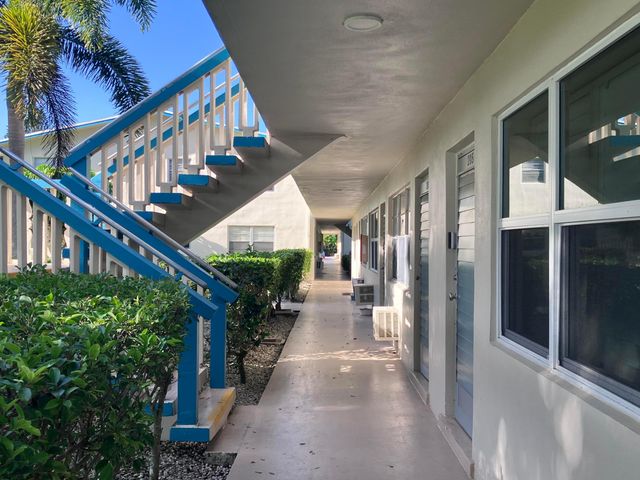 202 Camden I, West Palm Beach, FL 33417