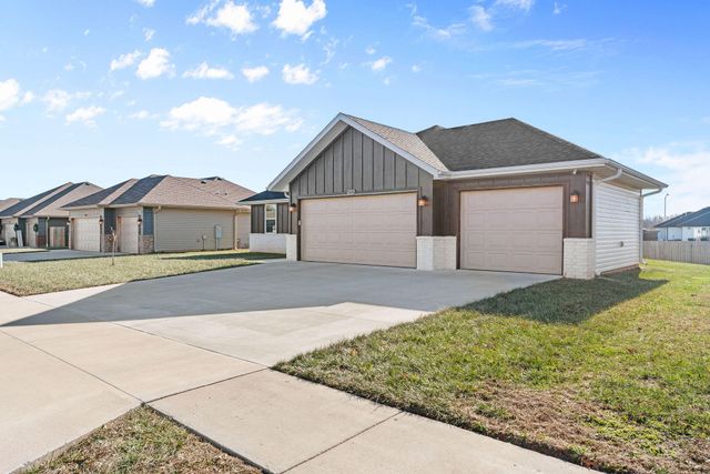 5646 W Pine Street, Springfield, MO 65802