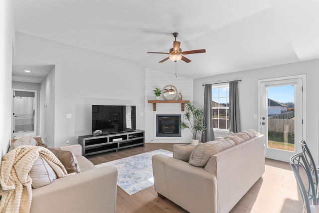 5646 W Pine Street, Springfield, MO 65802