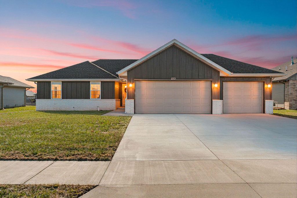 5646 W Pine Street, Springfield, MO 65802