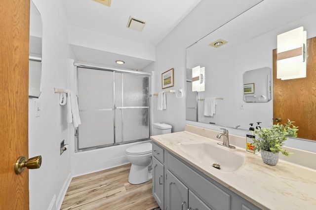 W356N5886 Meadow COURT, Oconomowoc, WI 53066