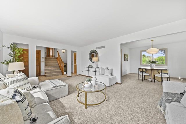 W356N5886 Meadow COURT, Oconomowoc, WI 53066