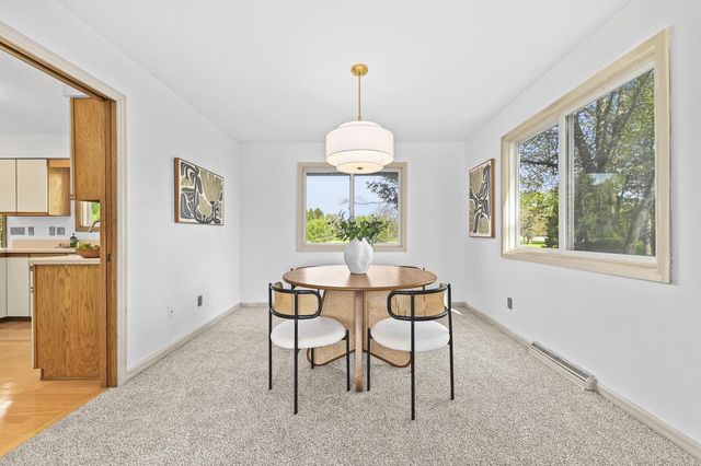 W356N5886 Meadow COURT, Oconomowoc, WI 53066