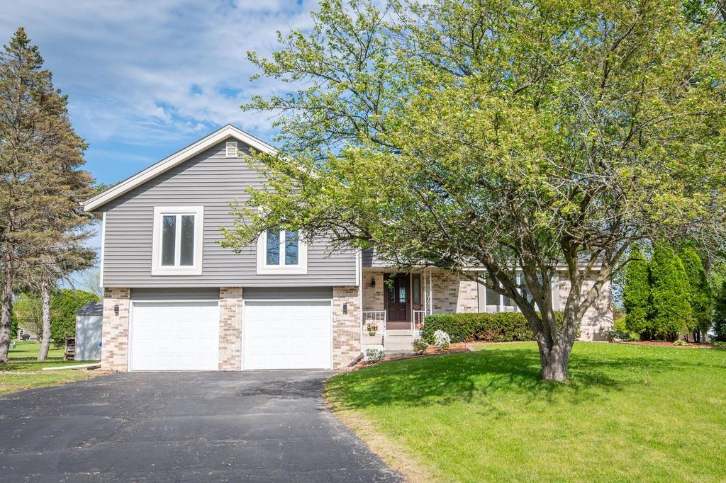 W356N5886 Meadow COURT, Oconomowoc, WI 53066