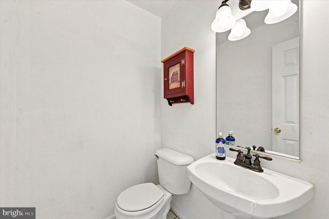 1923 OAK LEAF LN, Holmes, PA 19043