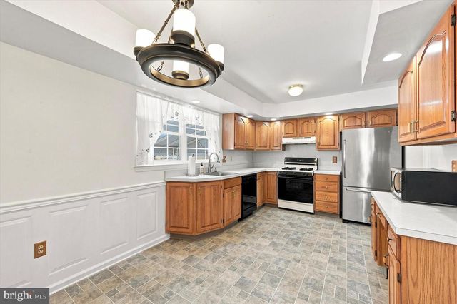 1923 OAK LEAF LN, Holmes, PA 19043